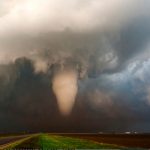 Me shumë se dy duzina tornadosh shpërthyen në shtetet qendrore te SHBA